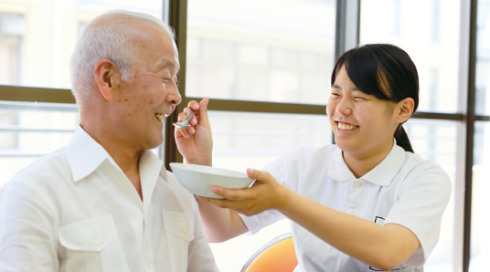 入居者さんの食事のお手伝い