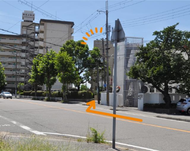 学校が見える細い道