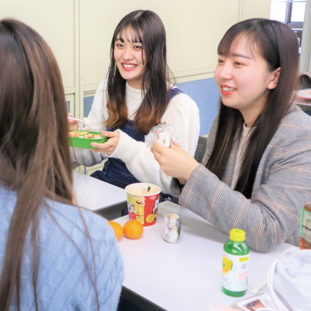 お弁当を食べながら友達とワイワイ♪