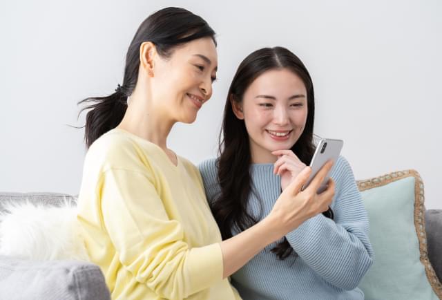 スマホで求人情報を閲覧する様子