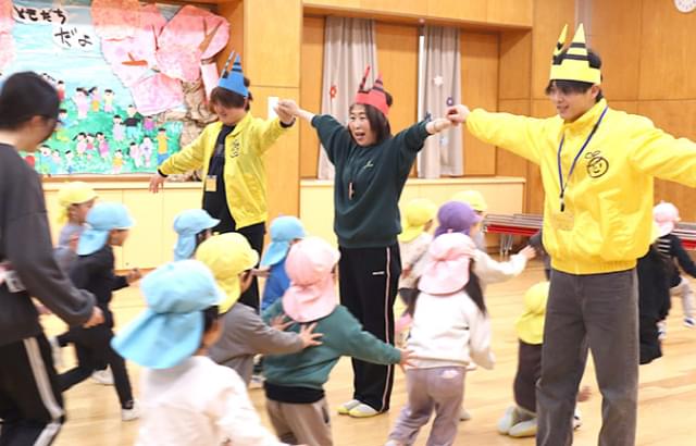子どもたちと触れ合う学生1