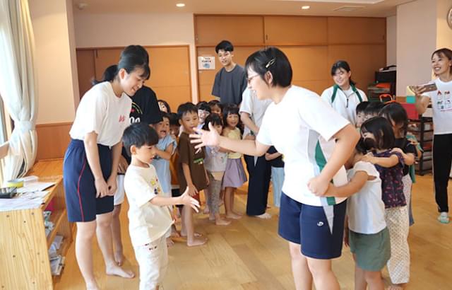 子どもたちと触れ合う学生2